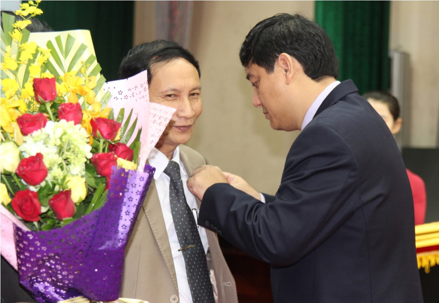 Bí thư tỉnh ủy Nghệ An trao huy hiệu Nhà giáo Ưu tú cho các nhà giáo trong buổi lễ