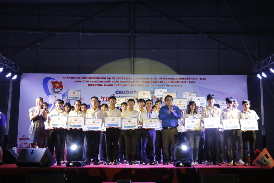 trao học bổng cho tân sinh viên khó khăn