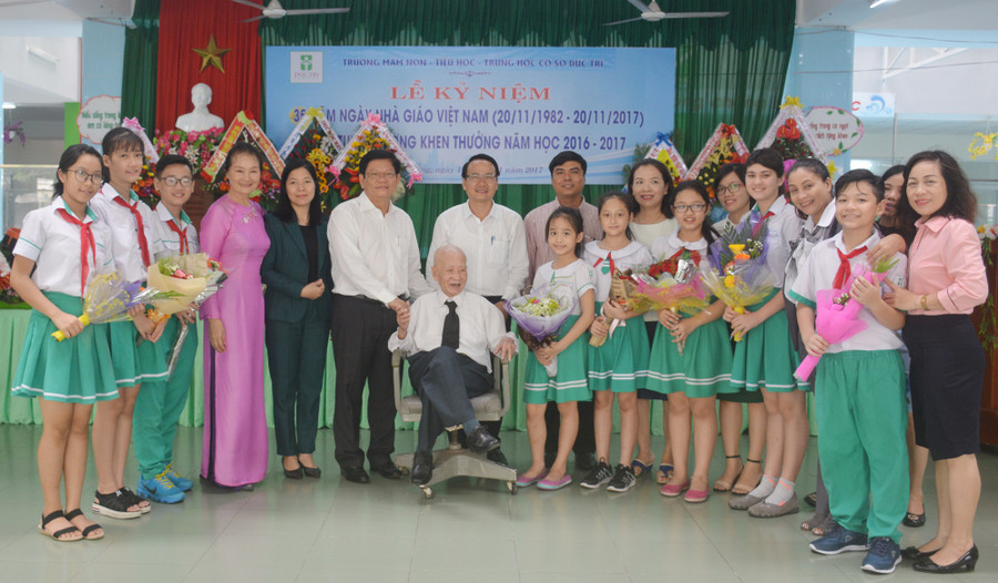 Thay mặt lãnh đạo Thành ủy Đà Nẵng, ông Võ Công Trí – Phó Bí thư thường trực Thành ủy Đà Nẵng gửi lời chức mừng đội ngũ cán bộ, giáo viên trường học nhân dịp 20/11.