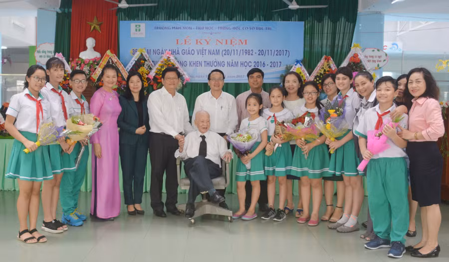 Thay mặt lãnh đạo Thành ủy Đà Nẵng, ông Võ Công Trí – Phó Bí thư thường trực Thành ủy Đà Nẵng gửi lời chức mừng đội ngũ cán bộ, giáo viên trường học nhân dịp 20/11. Thay mặt lãnh đạo Thành ủy Đà Nẵng, ông Võ Công Trí – Phó Bí thư thường trực Thành ủy Đà Nẵng gửi lời chức mừng đội ngũ cán bộ, giáo viên trường học nhân dịp 20/11.