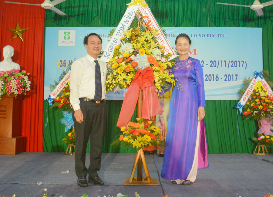 TS. Nguyễn Đình Vĩnh – Giám đốc Sở GD&ĐT Đà Nẵng chúc mừng cô giáo Lê Thị Nga – Hiệu trưởng Trường mầm non - tiểu học - THCS Đức Trí vừa được phong tặng danh hiệu Nhà giáo ưu tú.