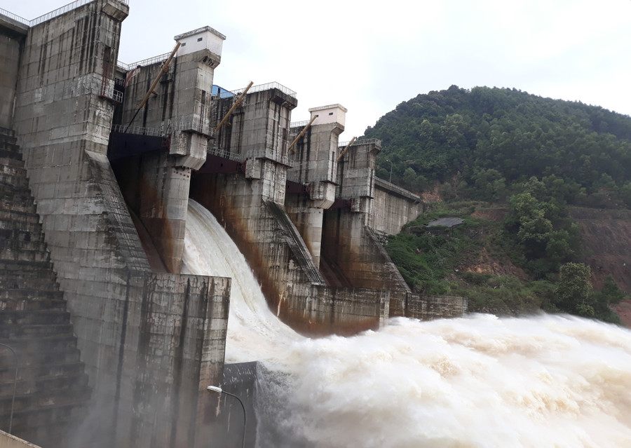 Thủy điện Hương Điền xả lũ điều tiết nước vùng hạ du các huyện Quảng Điền ngập nặng Thủy điện Hương Điền xả lũ điều tiết nước vùng hạ du các huyện Quảng Điền ngập nặng