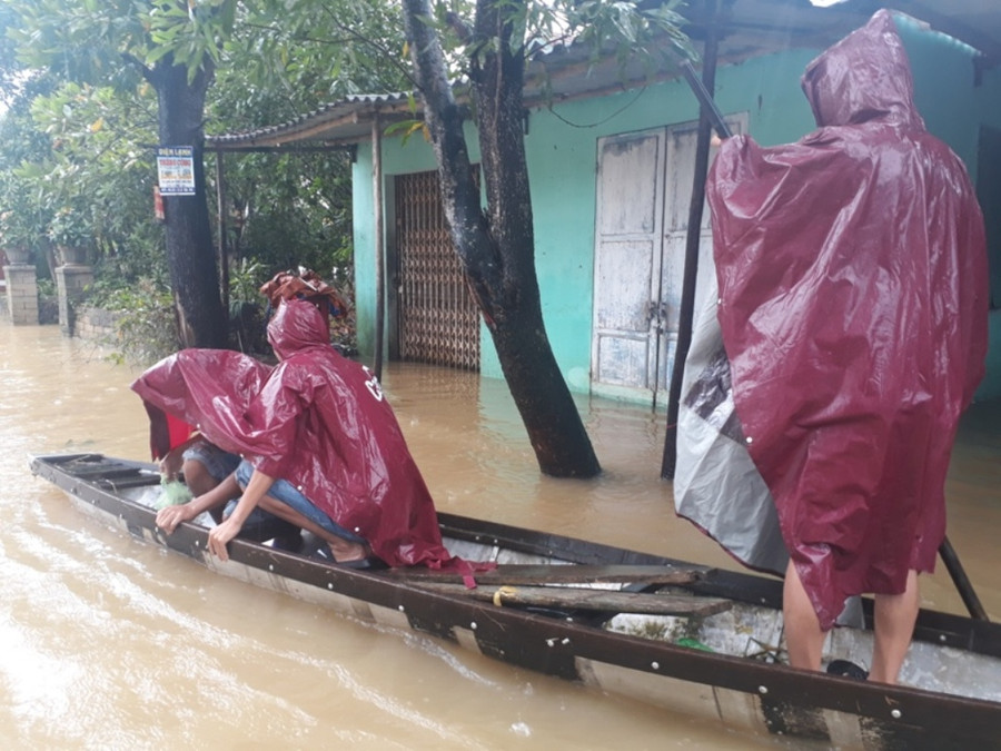 Đò ghe là phương tiện đi lại duy nhất lúc này của người dân vùng rốn lũ Thừa Thiên Huế Đò ghe là phương tiện đi lại duy nhất lúc này của người dân vùng rốn lũ Thừa Thiên Huế