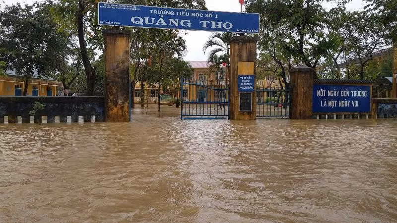 Trường Tiểu học Quảng Thọ huyện Quảng Điền nước lũ ngập sâu