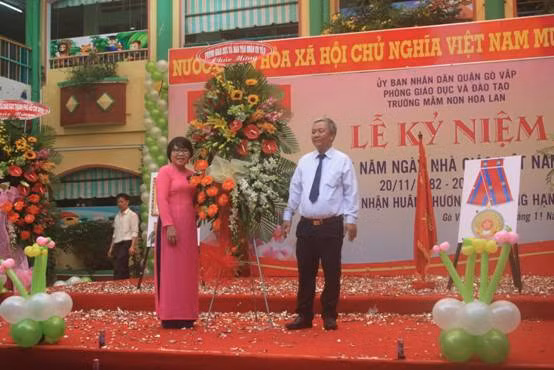 Ông Nguyễn Thanh Thủy – Trưởng Phòng GD&ĐT quận Gò Vấp tặng hoa chúc mừng nhà trường