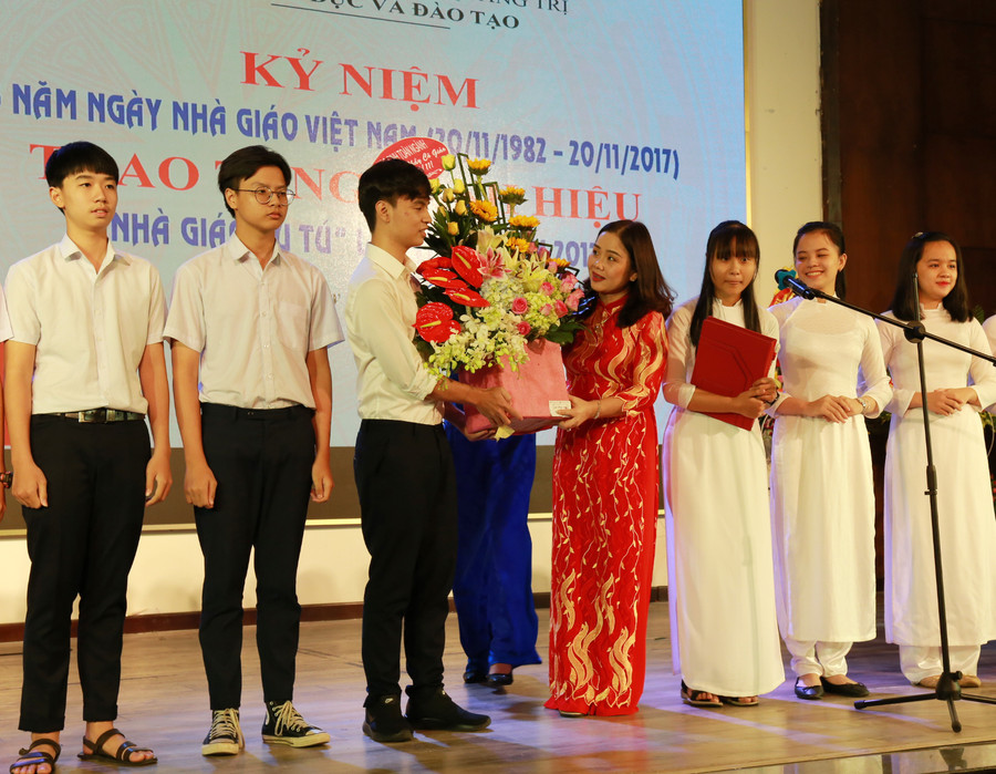 Bà Lê Thị Hương, Giám đốc Sở GD&ĐT tỉnh Quảng Trị đón nhận lẵng hoa mang tình cảm của toàn thể học sinh tỉnh Quảng Trị dành cho đội ngũ cán bộ, giáo viên ngành Giáo dục. Bà Lê Thị Hương, Giám đốc Sở GD&ĐT tỉnh Quảng Trị đón nhận lẵng hoa mang tình cảm của toàn thể học sinh tỉnh Quảng Trị dành cho đội ngũ cán bộ, giáo viên ngành Giáo dục.