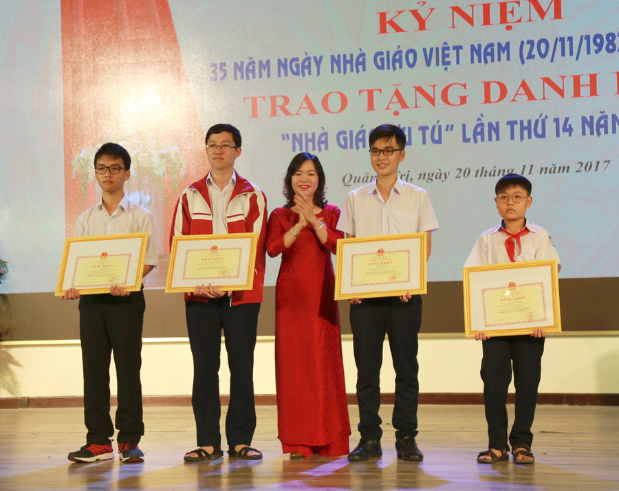 Bà Nguyễn Thị Thu Thuỷ, phó giám đốc Sở GD&ĐT tỉnh Quảng Trị trao bằng khen của Bộ GD&ĐT cho các học sinh đạt thành tích cao của ngành GD&ĐT tỉnh Quảng Trị. Bà Nguyễn Thị Thu Thuỷ, phó giám đốc Sở GD&ĐT tỉnh Quảng Trị trao bằng khen của Bộ GD&ĐT cho các học sinh đạt thành tích cao của ngành GD&ĐT tỉnh Quảng Trị.