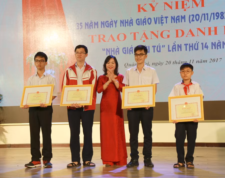 Bà Nguyễn Thị Thu Thuỷ, phó giám đốc Sở GD&ĐT tỉnh Quảng Trị trao bằng khen của Bộ GD&ĐT cho các học sinh đạt thành tích cao của ngành GD&ĐT tỉnh Quảng Trị.