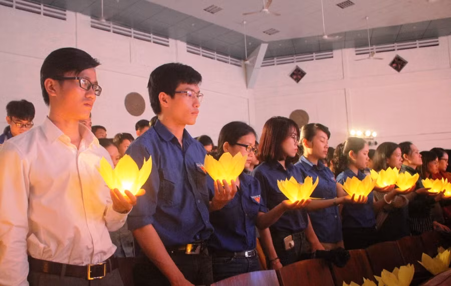 Thắp nến tưởng niệm các nạn nhân TNGT