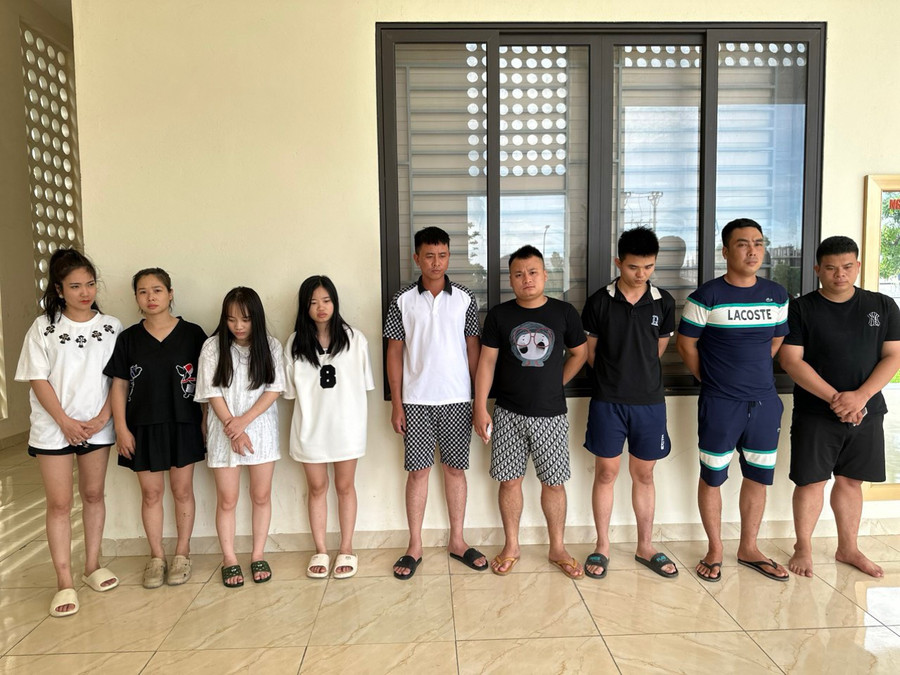 9 đối tượng bị bắt quả tang khi đang bay lắc trong quán karaoke.