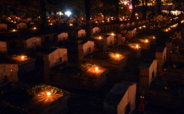 Hàng ngàn ngọn nến và những nén nhang tri ân đã được thắp sáng trong khuôn viên nghĩa trang trong không khí đầy trang trọng.