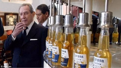 Tỷ phú chia tiền cho... cả làng, mỗi người 2,5 triệu USD ảnh 1