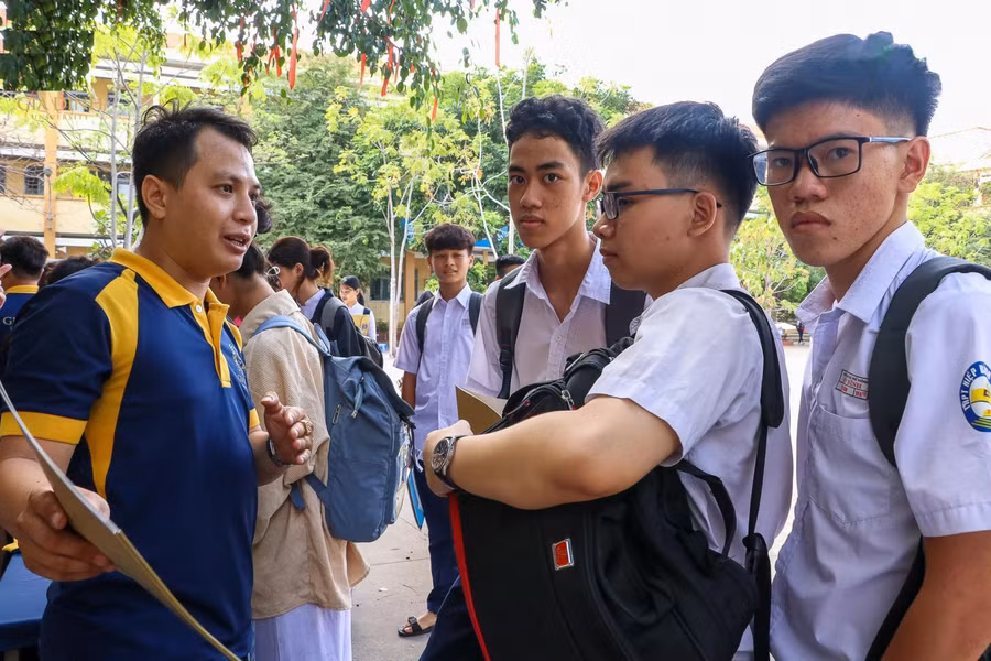 Chuyên viên tư vấn tuyển sinh của GDU đang tư vấn cho học sinh.