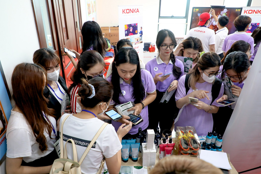 Sinh viên đăng ký tham gia các hoạt động trải nghiệm.