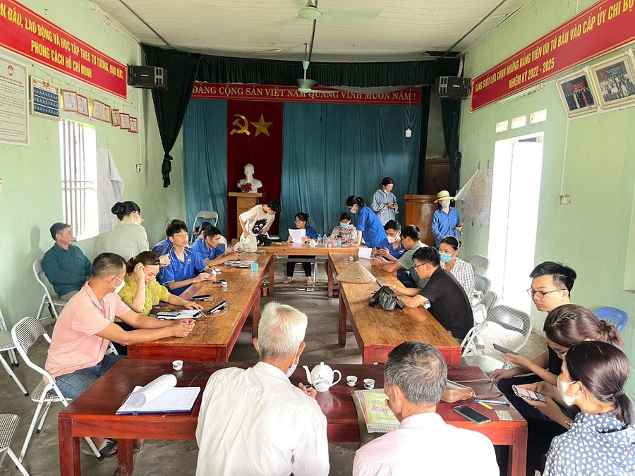 Sinh viên trường Đại học Y - Dược hỗ trợ người dân cài đặt định danh điện tử tại nhà văn hóa phường Tích Lương. Sinh viên trường Đại học Y - Dược hỗ trợ người dân cài đặt định danh điện tử tại nhà văn hóa phường Tích Lương.