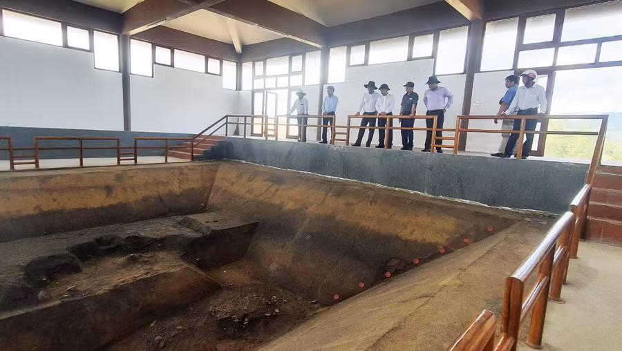 Hố khai quật phục dựng tại Nhà Trưng bày văn hóa Sa Huỳnh.