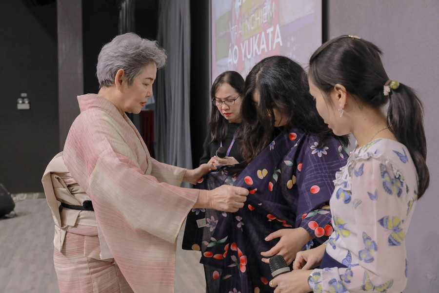 Đại diện Nhật Bản tặng trang phục truyền thống cho đại diện Việt Nam.