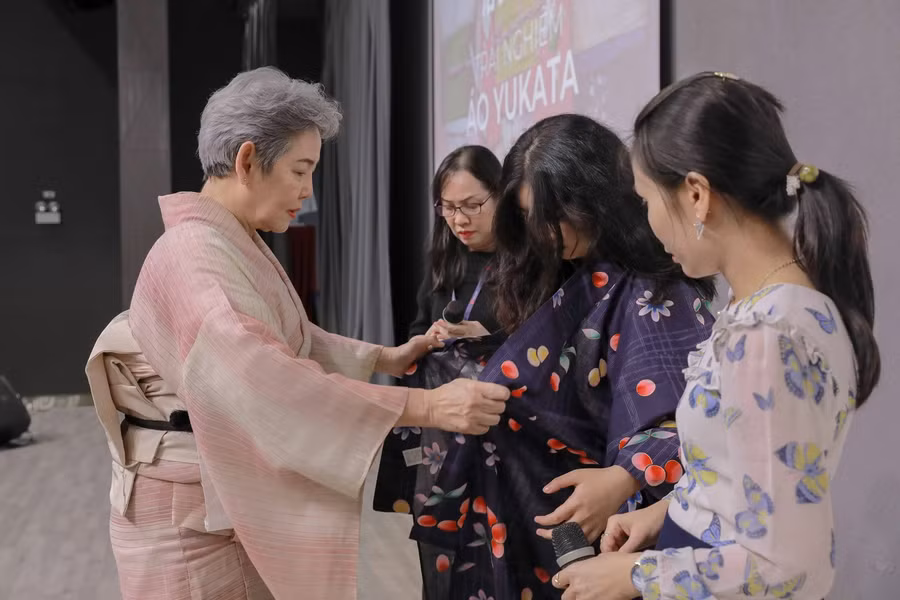 Đại diện Nhật Bản tặng trang phục truyền thống cho đại diện Việt Nam.