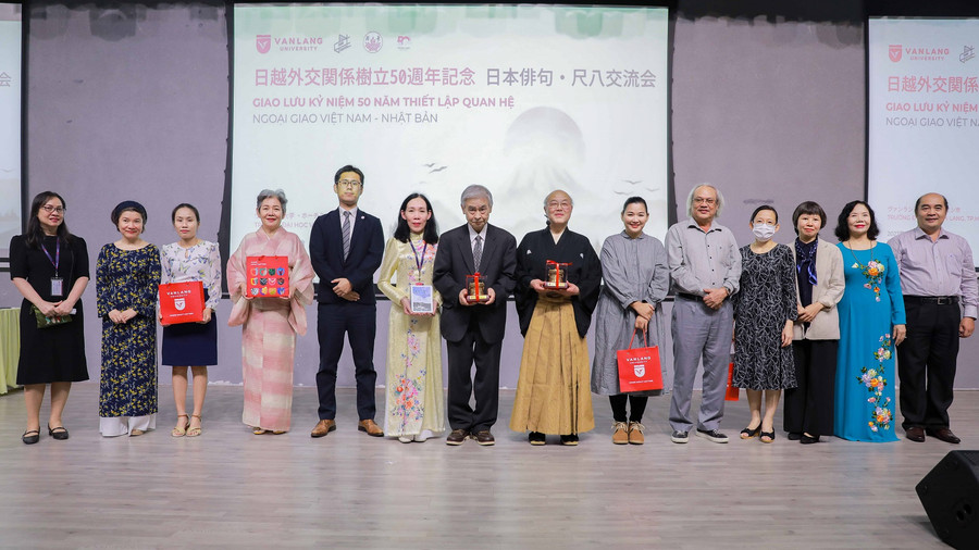 Đại diện Trường ĐH Văn Lang tặng quà cho nghệ sĩ phía Nhật Bản.