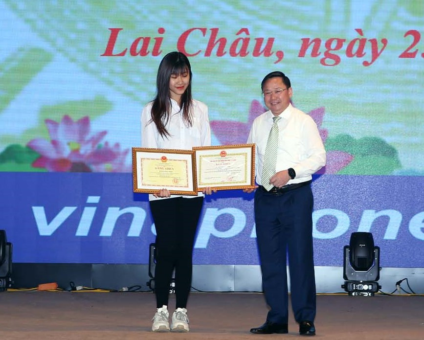 NGƯT Đinh Trung Tuấn trao Bằng khen của Bộ GD&amp;ĐT, UBND tỉnh Lai Châu cho học sinh đạt giải Ba môn Địa lý cấp quốc gia.