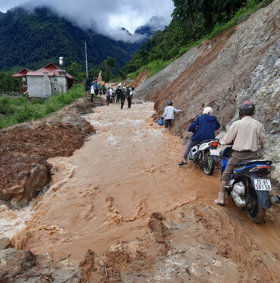 Giao thông đi lại khó khăn làm ảnh hưởng đến quá trình thi công "Trường đẹp cho em". Giao thông đi lại khó khăn làm ảnh hưởng đến quá trình thi công "Trường đẹp cho em".