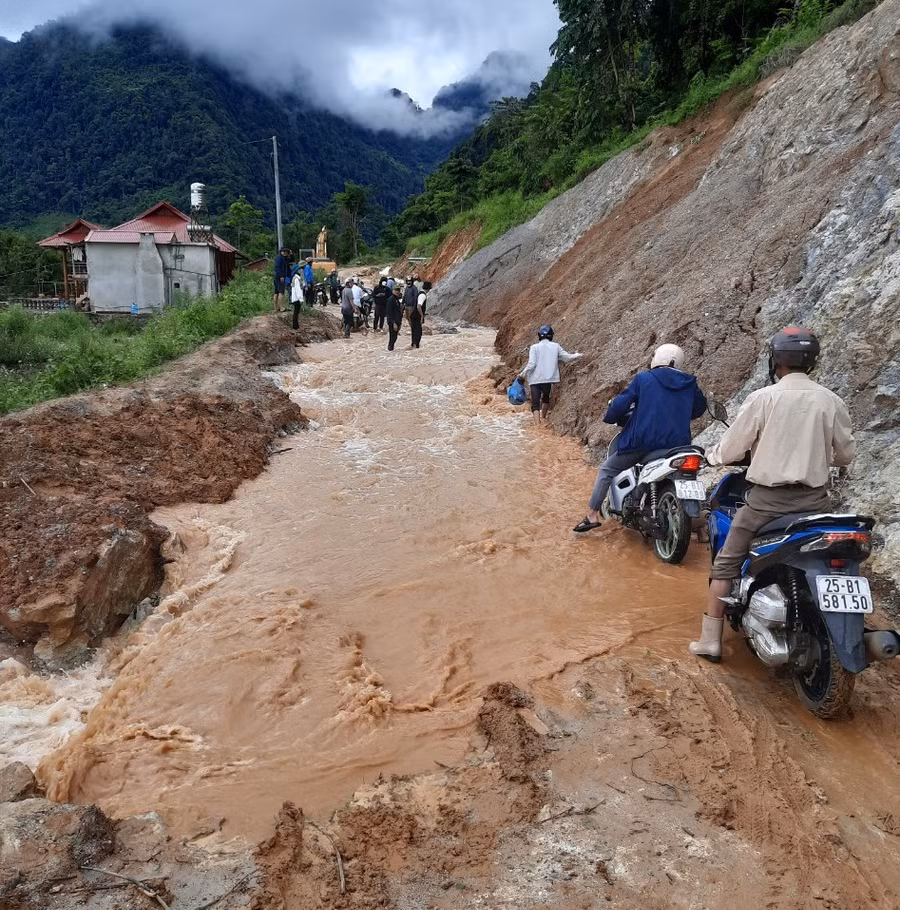 Giao thông đi lại khó khăn làm ảnh hưởng đến quá trình thi công "Trường đẹp cho em".