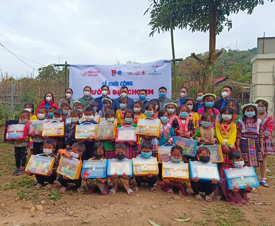 Điểm trường Phiêng Lằn, trường Tiểu học Nậm Chà, huyện Nậm Nhùn được Công ty cổ phần Stavian hóa chất (tại Hà Nội) đầu tư, xây dựng. Điểm trường Phiêng Lằn, trường Tiểu học Nậm Chà, huyện Nậm Nhùn được Công ty cổ phần Stavian hóa chất (tại Hà Nội) đầu tư, xây dựng.