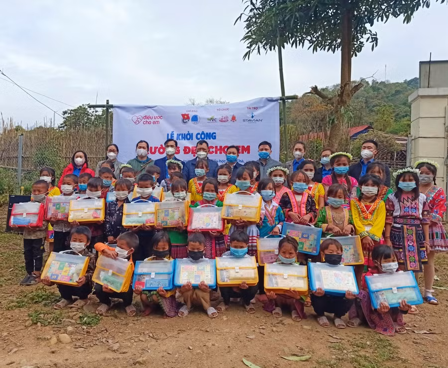 Điểm trường Phiêng Lằn, trường Tiểu học Nậm Chà, huyện Nậm Nhùn được Công ty cổ phần Stavian hóa chất (tại Hà Nội) đầu tư, xây dựng.