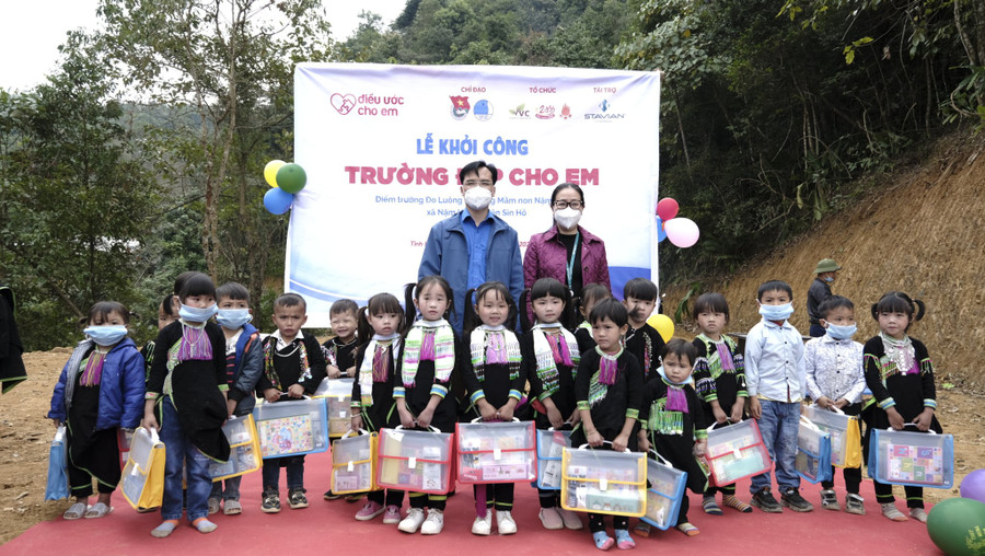 Tặng quà cho trẻ ở điểm trường Đo Luông, trường Mầm non xã Nặm Hăn, huyện Sìn Hồ. Tặng quà cho trẻ ở điểm trường Đo Luông, trường Mầm non xã Nặm Hăn, huyện Sìn Hồ.