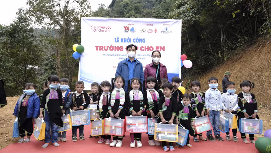 Tặng quà cho trẻ ở điểm trường Đo Luông, trường Mầm non xã Nặm Hăn, huyện Sìn Hồ.