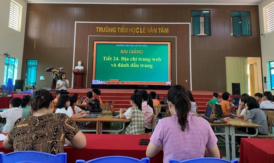 Dự giờ tiết học chuyên đề tại lớp 3A5, trường Tiểu học Lê Văn Tám.