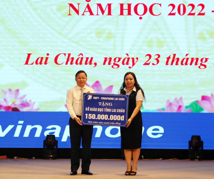 VNPT - Vinaphone Lai Châu trao phần quà đồng hành với Sở GD&amp;ĐT để thưởng cho học sinh tiêu biểu.