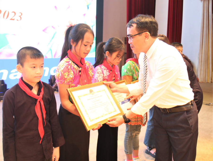 Ông Lưu Hồng Phương, Phó giám đốc Sở GD&amp;ĐT Lai Châu trao giấy khen cho học sinh tiêu biểu huyện Mường Tè.