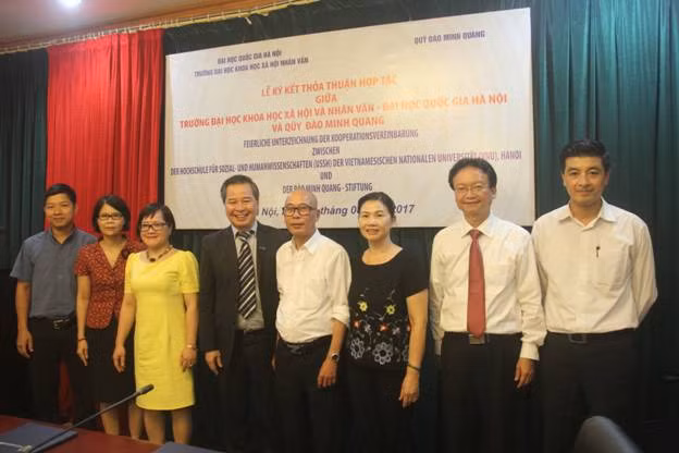 GS. TS Phạm Quang Minh cùng tập thể cán bộ, giảng viên Nhà trường chụp ảnh lưu niệm với TS. Đào Minh Quang