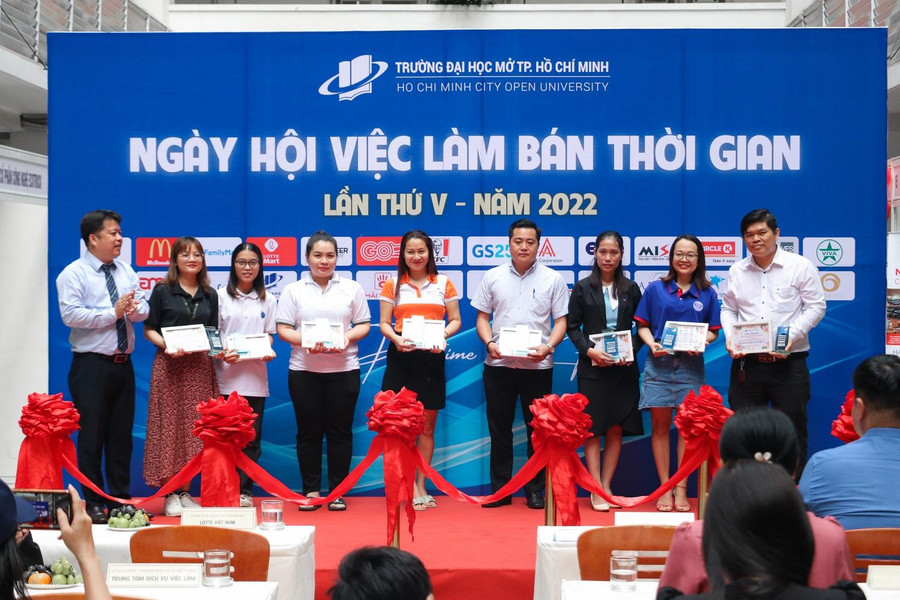 TS Lê Nguyễn Quốc khang, Phó hiệu trưởng nhà trường trao thư cảm ơn tới doanh nghiệp.