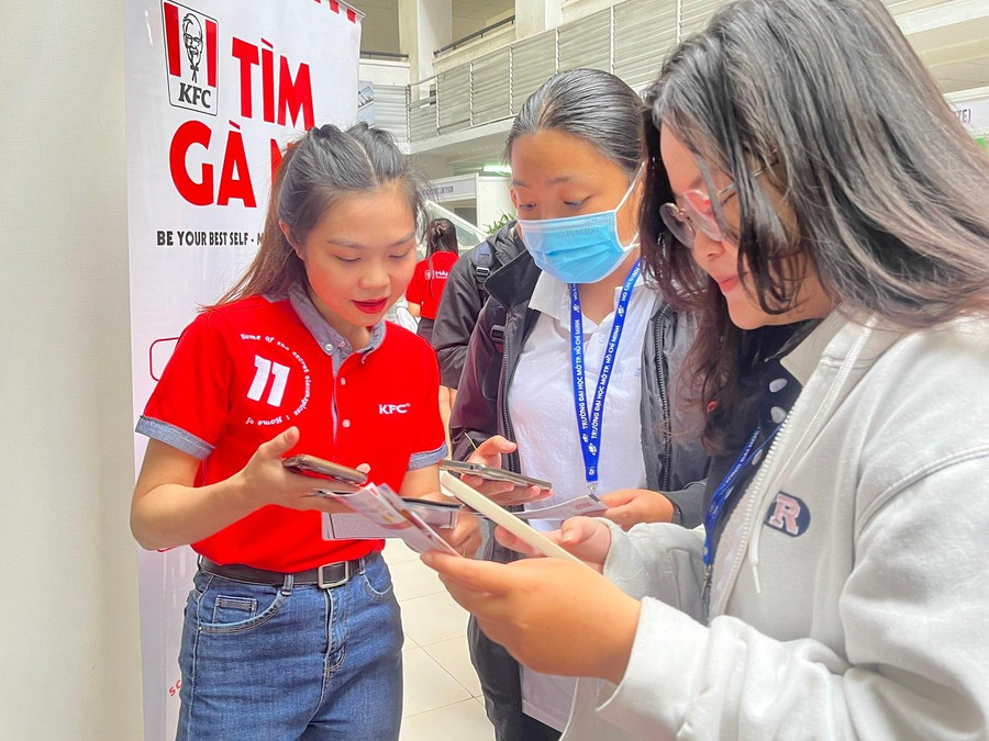 Sinh viên tìm kiếm vị trí việc làm thêm tại đơn vị tuyển dụng.