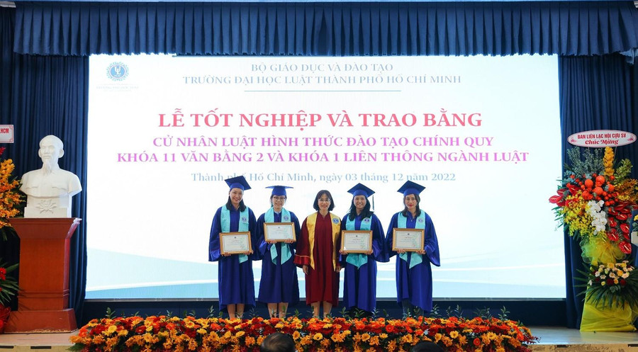 PGS. TS Nguyễn Thị Phương Hoa, Trưởng khoa Luật Hình sự trao bằng tốt nghiệp cho các tân cử nhân.