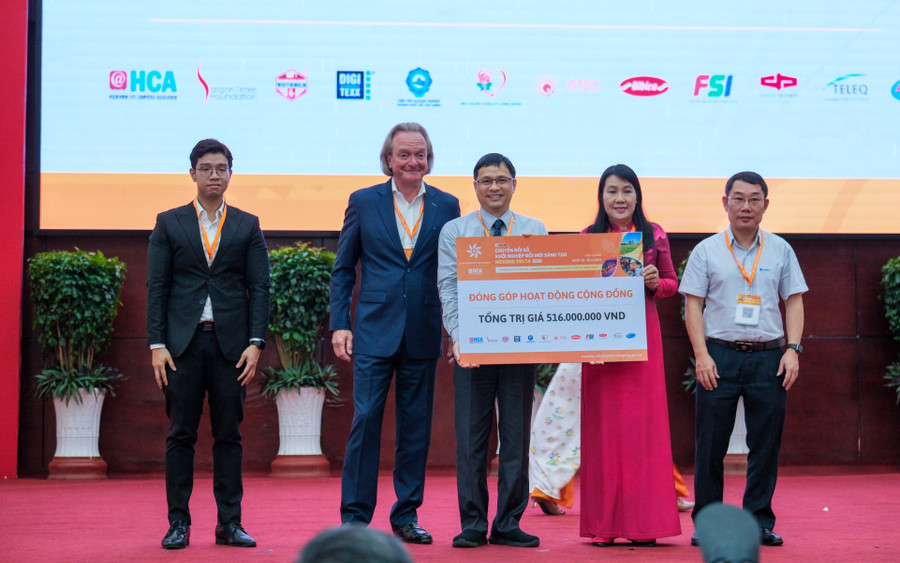 Bà Nguyễn Hoài Thúy Hằng, Giám đốc Sở GD&ĐT tỉnh Hậu Giang đại diện cho các đơn vị lên sân khấu nhận biểu trưng quà tặng.