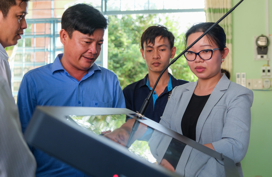 Lãnh đạo Sở cùng huyện uỷ Thới Lai tham quan phòng học thông minh tại Trường THCS thị trấn Thới Lai (TP Cần Thơ).