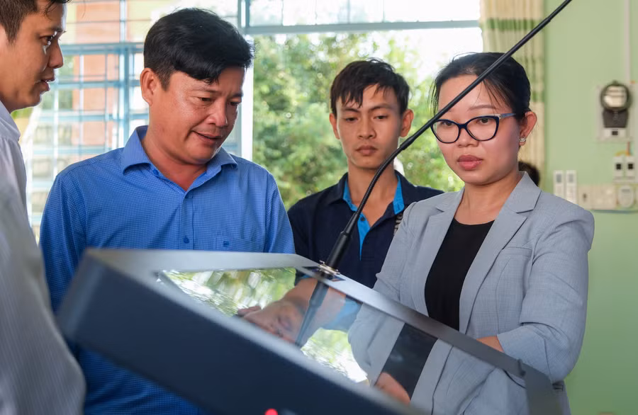 Lãnh đạo Sở cùng huyện uỷ Thới Lai tham quan phòng học thông minh tại Trường THCS thị trấn Thới Lai (TP Cần Thơ).