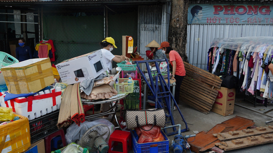 Người dân di dời tài sản, đồ đạc và tháo dỡ nhà cửa để hạn chế thiệt hại. Người dân di dời tài sản, đồ đạc và tháo dỡ nhà cửa để hạn chế thiệt hại.