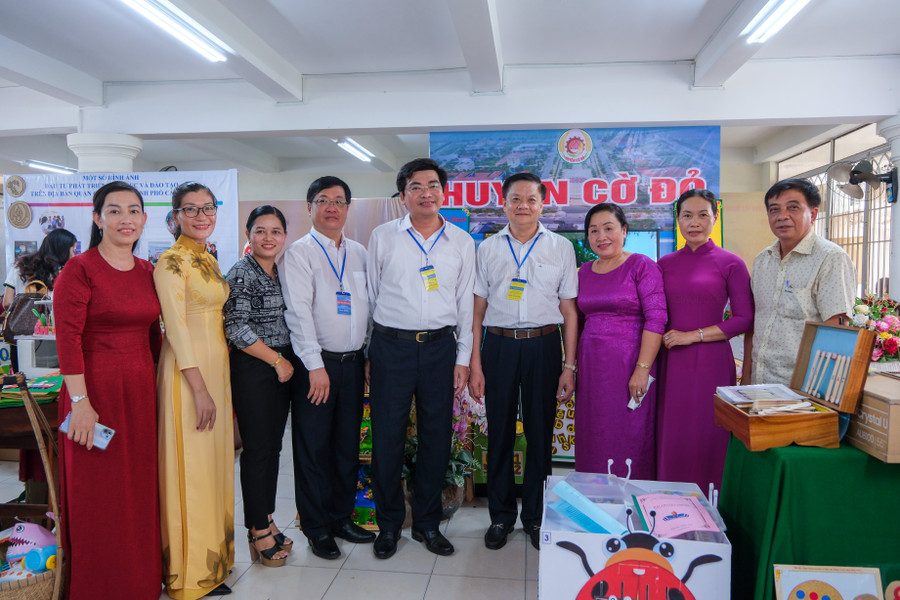 Lãnh đạo thành phố chụp ảnh lưu niệm cùng thầy cô.