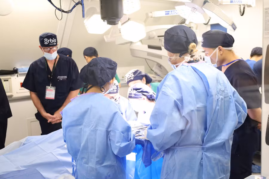 Các bác sĩ nhãn khoa của Cần Thơ được Bệnh viện Bay Orbis đào tạo trực tiếp.