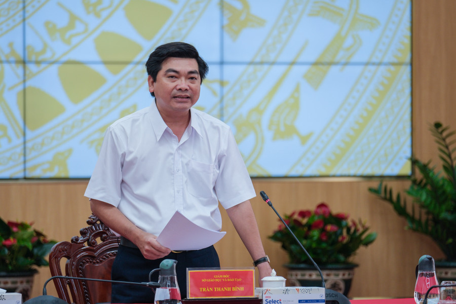 Ông Trần Thanh Bình, Giám đốc Sở GD&ĐT TP Cần Thơ báo cáo công tác phân công, phối hợp các sở ban ngành đoàn thể và các địa phương. Ông Trần Thanh Bình, Giám đốc Sở GD&ĐT TP Cần Thơ báo cáo công tác phân công, phối hợp các sở ban ngành đoàn thể và các địa phương.