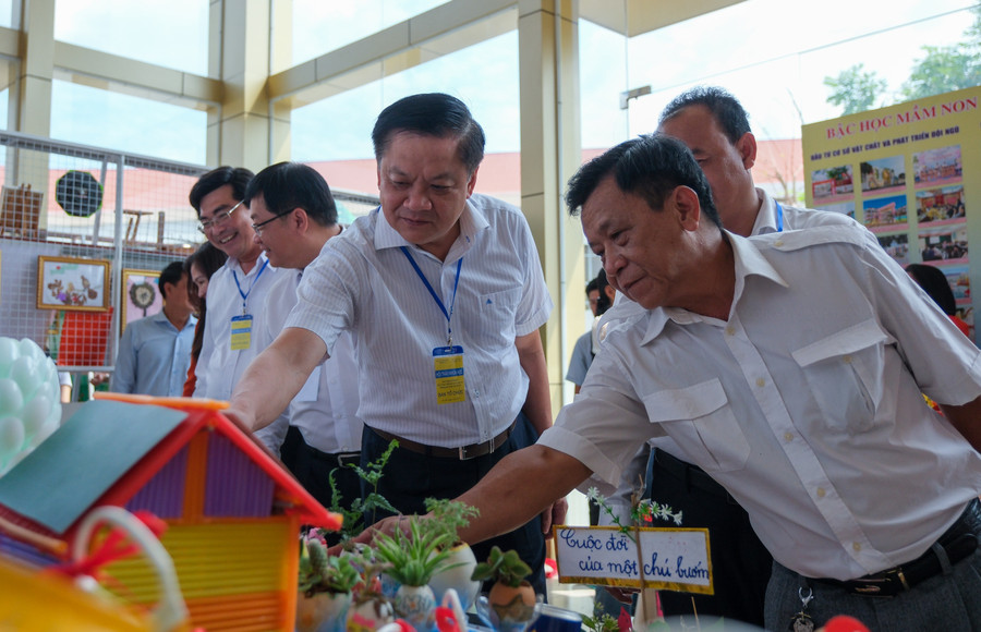 Lãnh đạo thành phố cùng các đại biểu tham quan các khu trưng bày sản phẩm giáo dục.