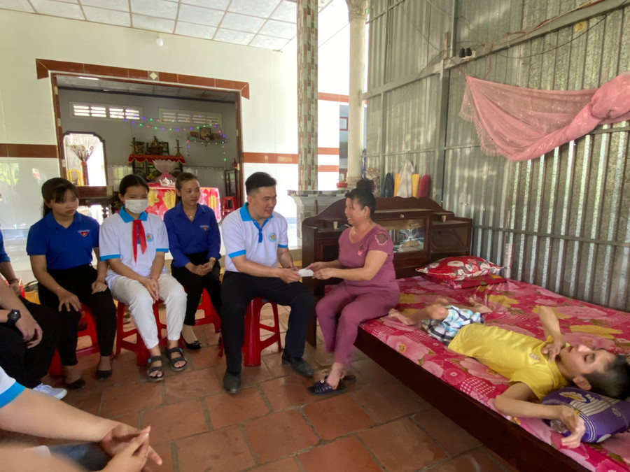 Hội đồng đội thăm hỏi tặng quà cho thiếu nhi bệnh hiểm nghèo. Hội đồng đội thăm hỏi tặng quà cho thiếu nhi bệnh hiểm nghèo.