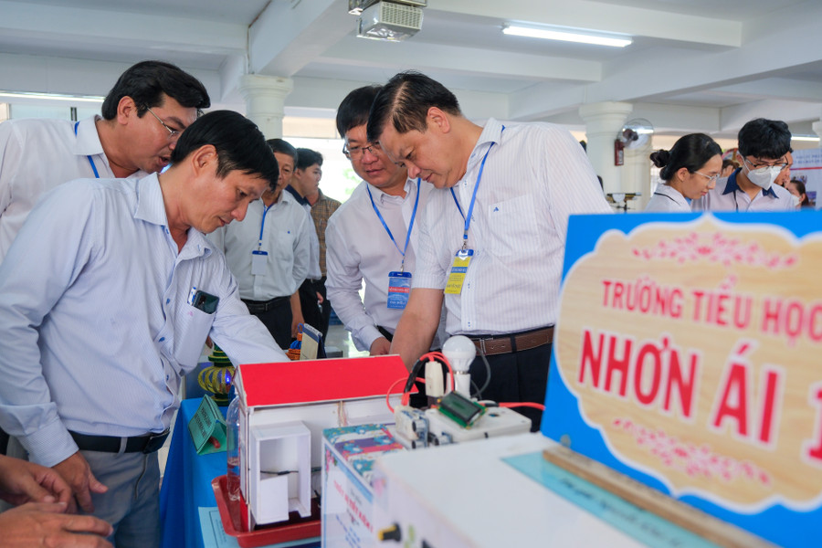 Sản phẩm chủ yếu là đồ dùng dạy học tự làm, các sản phẩm đạt giải trong các cuộc thi, các sản phẩm sáng tạo của học sinh.