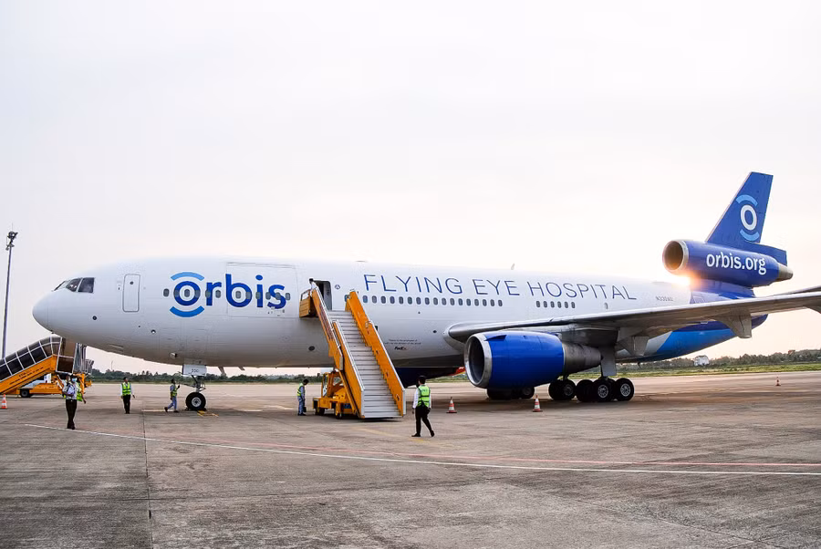 Bệnh viện Bay Orbis hạ cánh xuống Sân bay quốc tế Cần Thơ.