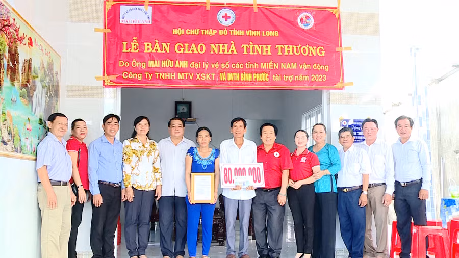Hội Chữ thập đỏ tỉnh Vĩnh Long bàn giao nhà cho các hộ dân bị sạt lở.