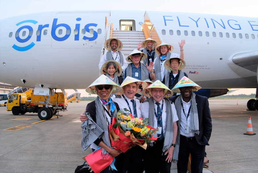 Các thành viên Bệnh viện Bay Orbis chụp ảnh lưu niệm. Các thành viên Bệnh viện Bay Orbis chụp ảnh lưu niệm.